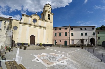 ZIONA di CARRO - Scorcio su Piazza Santa Maria e la chiesa parrocchiale