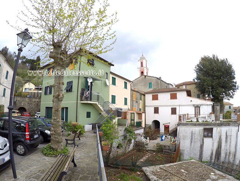 CASTELLO di CARRO - Scorcio del centro storico nei pressi di Piazza della Fontana