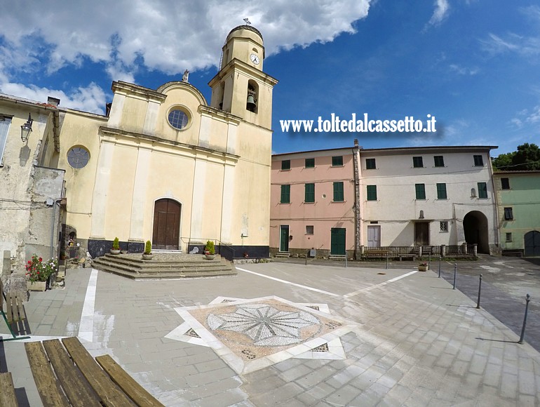 ZIONA di CARRO - Panoramica di Piazza Santa Maria