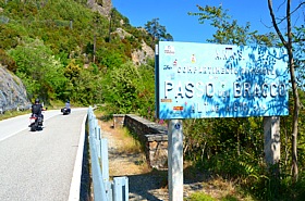 CARRODANO - Il Passo del Bracco: un tempo luogo di transito per i pellegrini diretti a Santiago de Compostela, oggi paradiso dei motociclisti