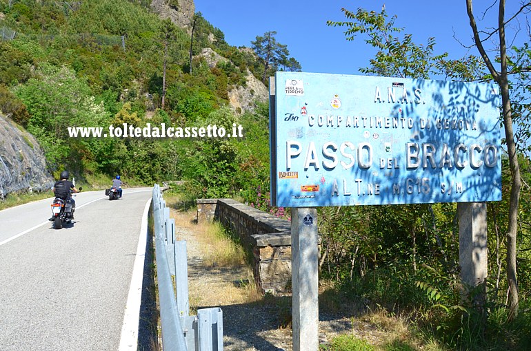 CARRODANO - La segnaletica ANAS avvisa che si sta transitando sul Passo del Bracco (Altitudine 615 metri s.l.m.)