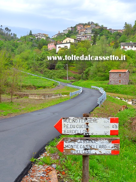 CASSANA di BORGHETTO VARA - Panorama dal fondovalle con segnaletica dei sentieri CAI