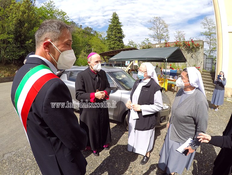 SANTUARIO di CERRETA - Il vescovo della Spezia Mons. Luigi Ernesto Palletti viene accolto da alcune Suore Gianelline