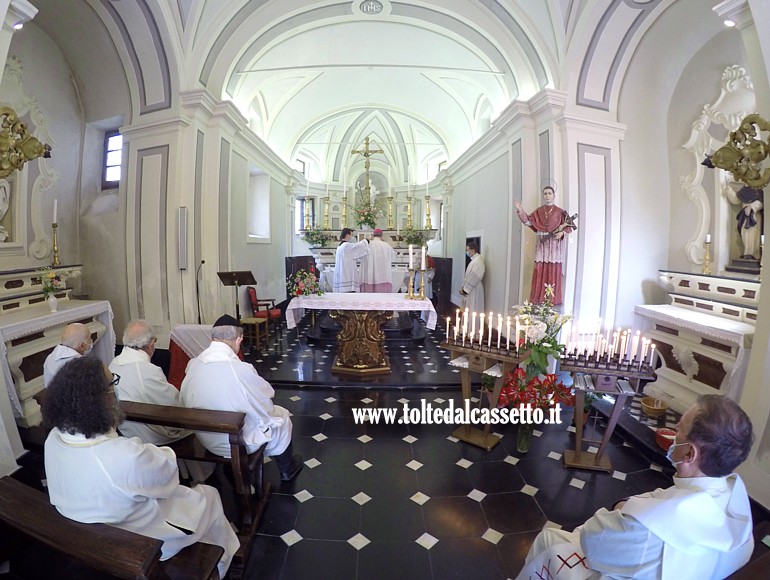 SANTUARIO di CERRETA - Il vescovo della Spezia Mons. Luigi Ernesto Palletti durante la vestizione prima della Santa Messa