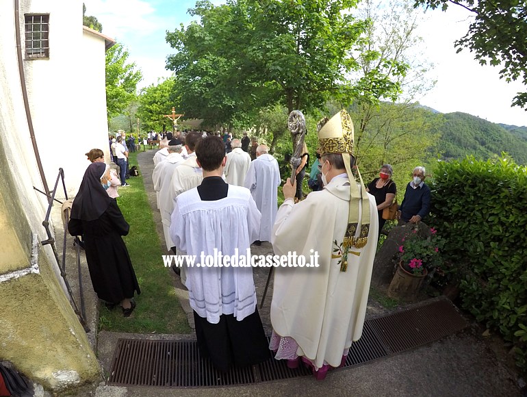 SANTUARIO di CERRETA - Il Vescovo della Spezia Mons. Luigi Ernesto Palletti raggiunge i fedeli presenti alla Santa Messa