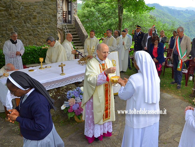 SANTUARIO di CERRETA - Le Suore Gianelline ricevono l'Eucarestia dal Vescovo della Spezia Mons. Palletti