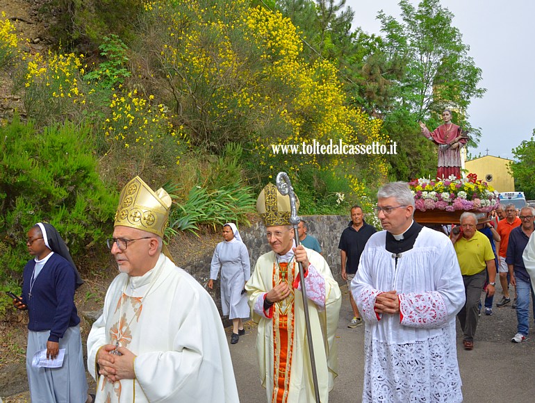 SANTUARIO di CERRETA - Il vescovo di Chiavari Mons. Giampio Luigi Devasini e il vescovo della Spezia Mons. Luigi Ernesto Palletti durante la processione