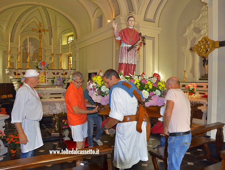 SANTUARIO di CERRETA - I portatori sollevano la statua del Santo Antonio Maria Gianelli per condurla in processione