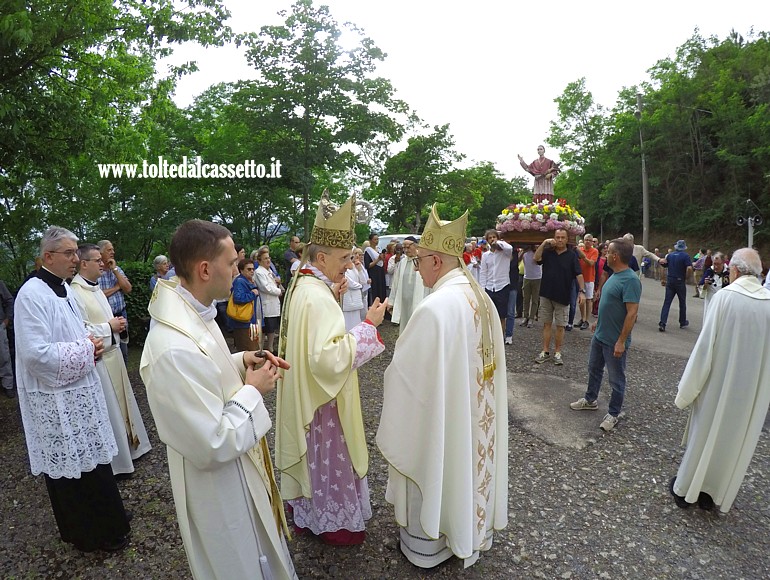 SANTUARIO di CERRETA - Il Vescovo della Spezia e il Vescovo di Chiavari conversano tra loro al termine della processione