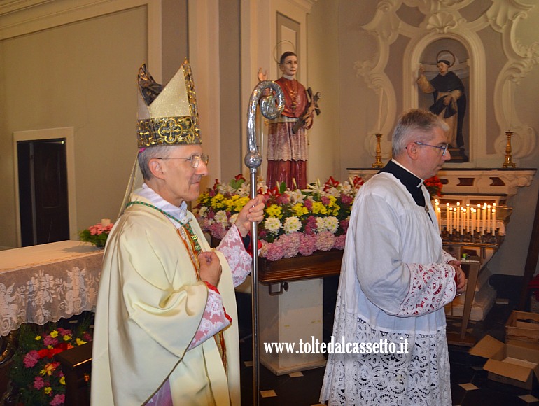 SANTUARIO di CERRETA - Il Vescovo della Spezia passa vicino alla statua del Santo Gianelli