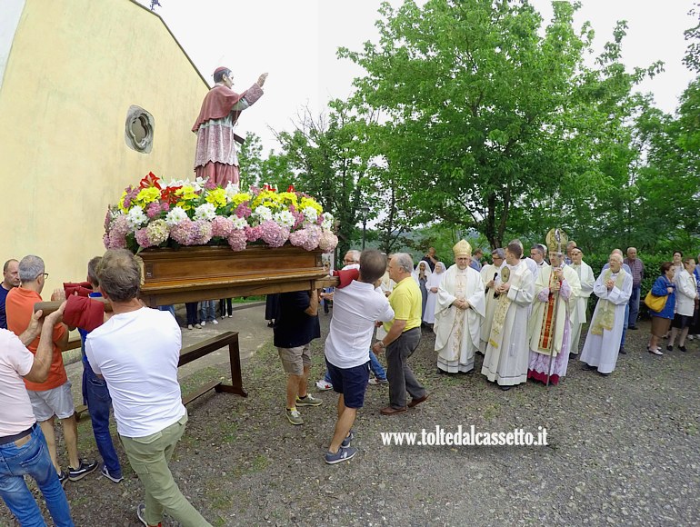 SANTUARIO di CERRETA - A fine processione la statua del Santo Gianelli sembra benedire i presenti