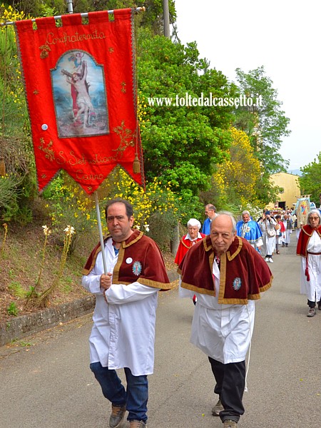 SANTUARIO di CERRETA - Lo stendardo della Confraternita San Sebastiano di Carro durante la processione