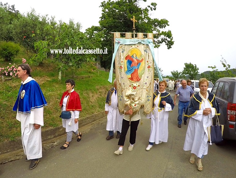 SANTUARIO di CERRETA - Rappresentanti della Confraternita di Sesta Godano durante la processione