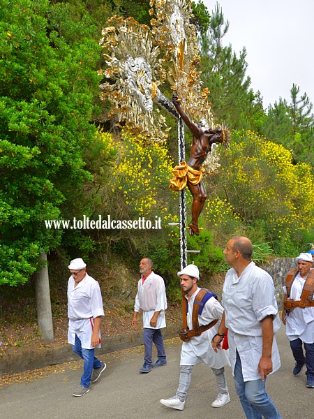 SANTUARIO di CERRETA - Un Cristo portato in processione