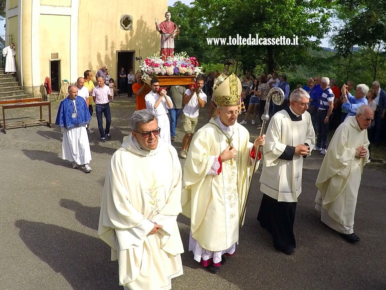 SANTUARIO di CERRETA - Il vescovo della Spezia Mons. Luigi Ernesto Palletti mentre si avvia per la processione