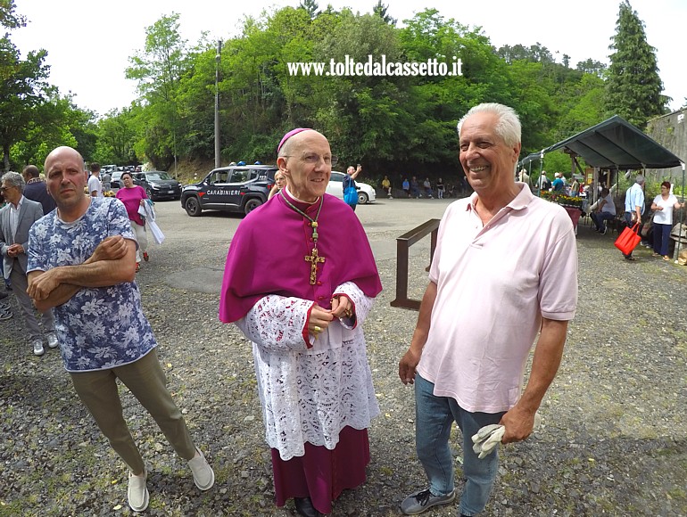 SANTUARIO di CERRETA - Il vescovo della Spezia Mons. Luigi Ernesto Palletti sul piazzale antistante la chiesa