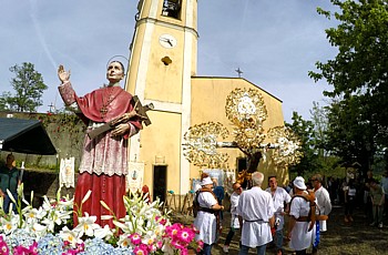 SANTUARIO DI CERRETA - La statua del Santo Gianelli esposta temporaneamente di fronte alla chiesa durante le celebrazioni del 2025