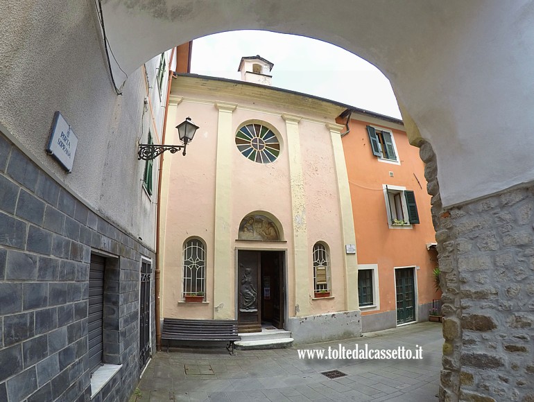 LA VIA DEI MONTI - L'Oratorio di San Bernardo a Brugnato visto attraverso l'arco di Porta Soprana