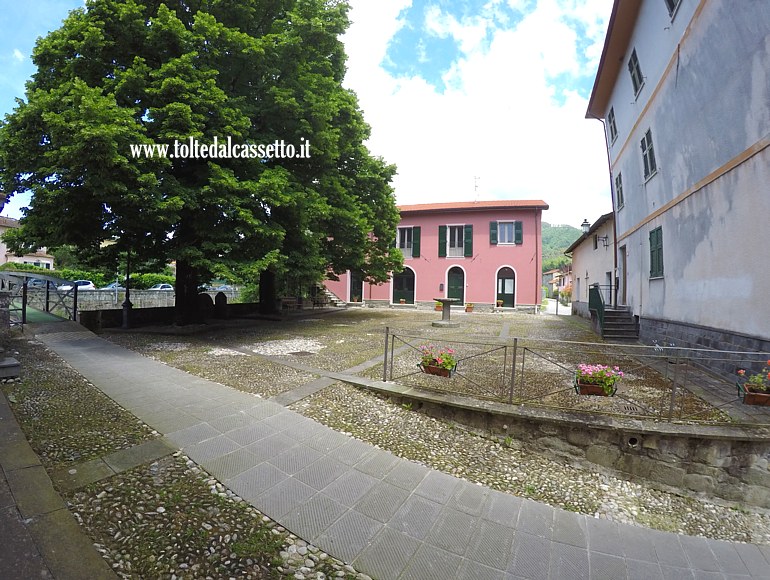 LA VIA DEI MONTI - La Piazzetta Porta Chicciola a Brugnato