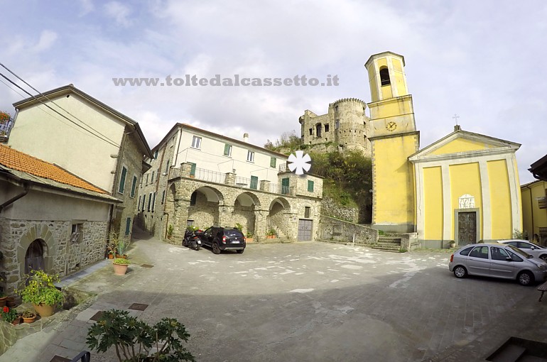 MADRIGNANO - La piazza del centro storico sulla quale gravitano il restaurato Castello dei Malaspina e la Chiesa dei Santi Niccol e Margherita