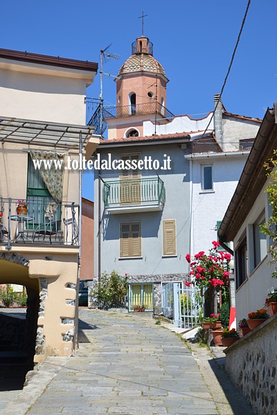 MATTARANA di CARRODANO - Vicolo con scorcio sul campanile della Chiesa di San Giovanni il Battista