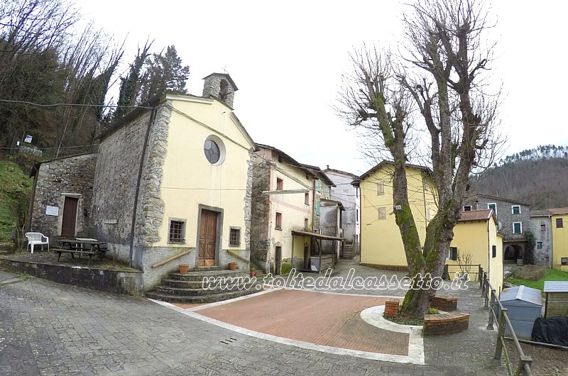 MEMOLA di BEVERINO - La piazzetta della chiesa