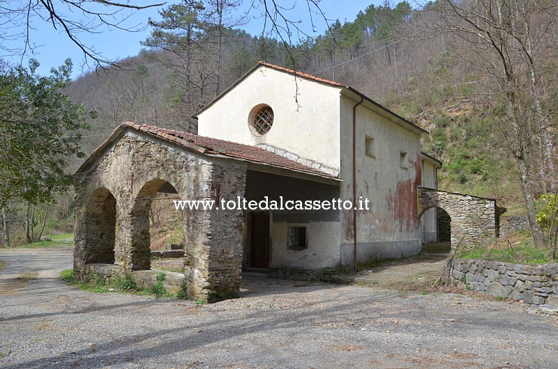 PIGNONE - La Chiesa della Madonna del Buon Consiglio o del Ponte, edificio medievale a pianta rettangolare con una sola navata e abside circolare