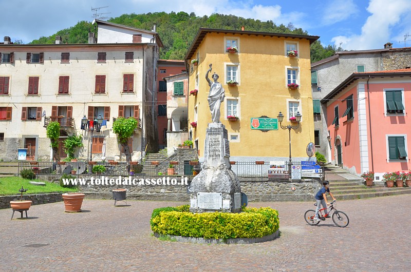 PIGNONE (Piazza Marconi)- Il monumento che ricorda i Caduti in Guerra