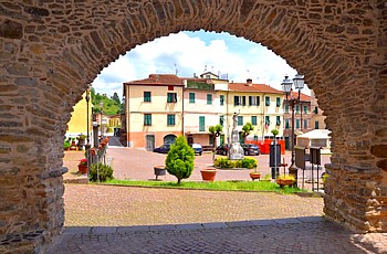 PIGNONE - Piazza Marconi vista da un arco della Loggia medievale