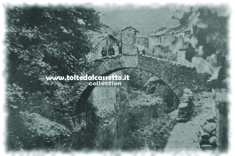 PIGNONE - Nel 1920 alcuni residenti del borgo si fanno fotografare sul Ponte Vecchio