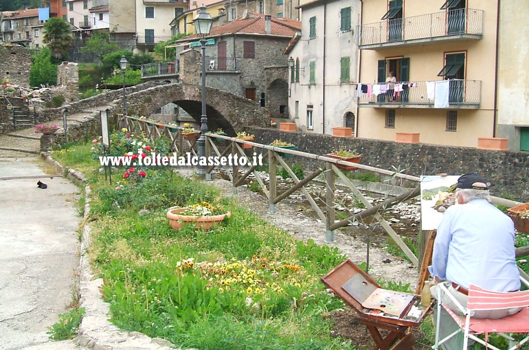 PIGNONE - Un pittore intento a ritrarre il Ponte Vecchio cinquecentesco a schiena d'asino (uno dei pi caratteristici della Val di Vara) andato purtroppo distrutto durante l'alluvione del 25-10-2011