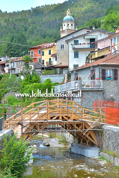 PIGNONE (8 luglio 2018) - Impalcature in ferrotubo completano la sagoma sulla quale verr ricostruito il Ponte Storico