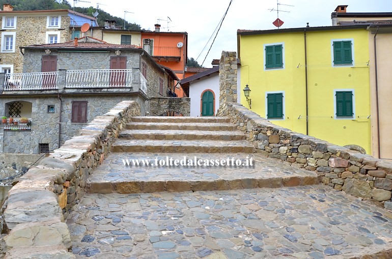 PIGNONE (25 aprile 2019) - Piano stradale del ricostruendo Ponte Storico con i nuovi gradoni ormai ultimati. Ricostruita anche la nicchia dove verr posizionata una statuina della Madonna