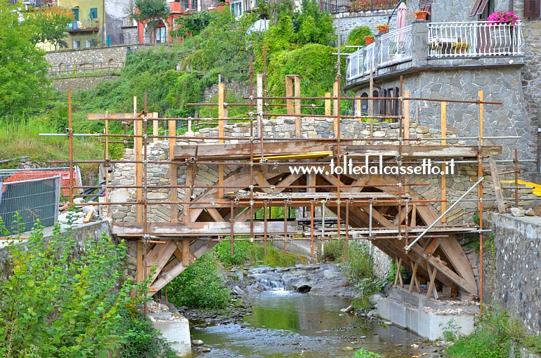 PIGNONE (2 Settembre 2018) - Il ricostruendo Ponte Storico prende forma sotto le imopalcature di sostegno
