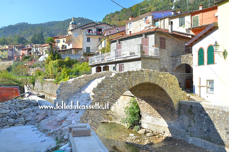 PIGNONE (21 ottobre 2018) - Il ricostruendo Ponte Storico si delinea meglio dopo l'eliminazione delle impalcature di sostegno