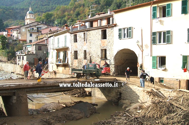 PIGNONE - Il ponte carrabile dopo il nubifragio 2011