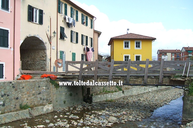 PIGNONE (21 aprile 2013) - Parapetti provvisori in legno sul ponte carrabile che consente l'accesso al borgo lato Piazza Marconi