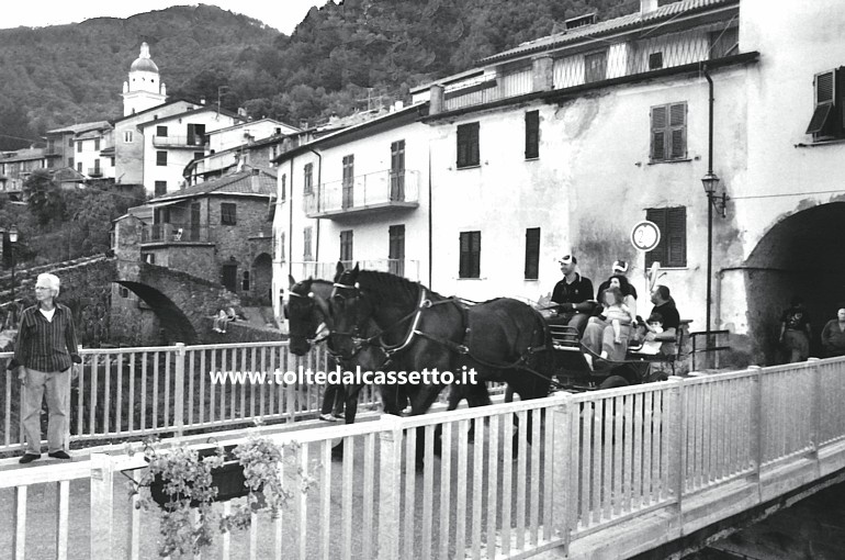 ORTI DI PIGNONE 2006 - Un taxi a cavallo attraversa il ponte carrabile