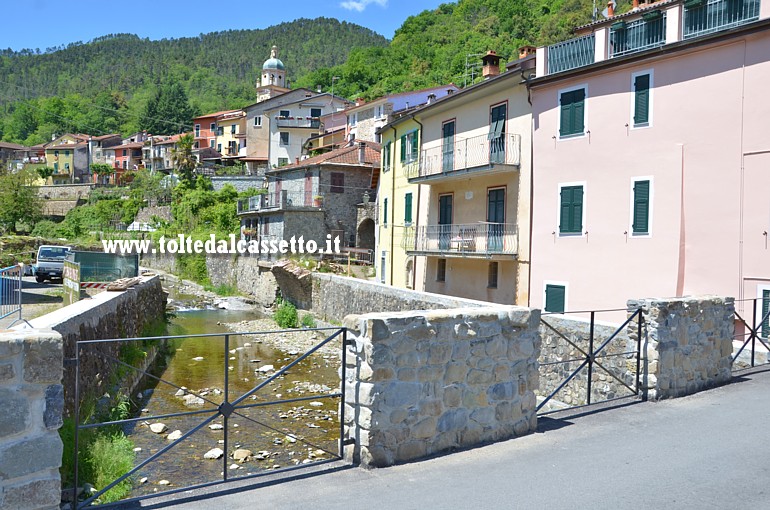 PIGNONE (21 maggio 2017) - Dove insisteva il Ponte Storico continua ad essere visibile solamente il moncone rimasto attaccato all'argine sinistro del torrente. I lavori di ricostruzione dovrebbero terminare nel gennaio 2018