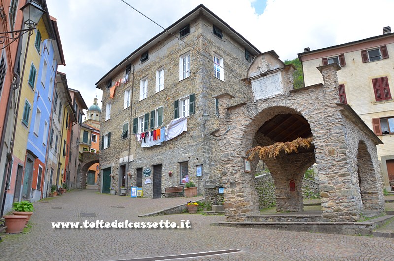 PIGNONE (Piazza Marconi)- La Loggia Medievale