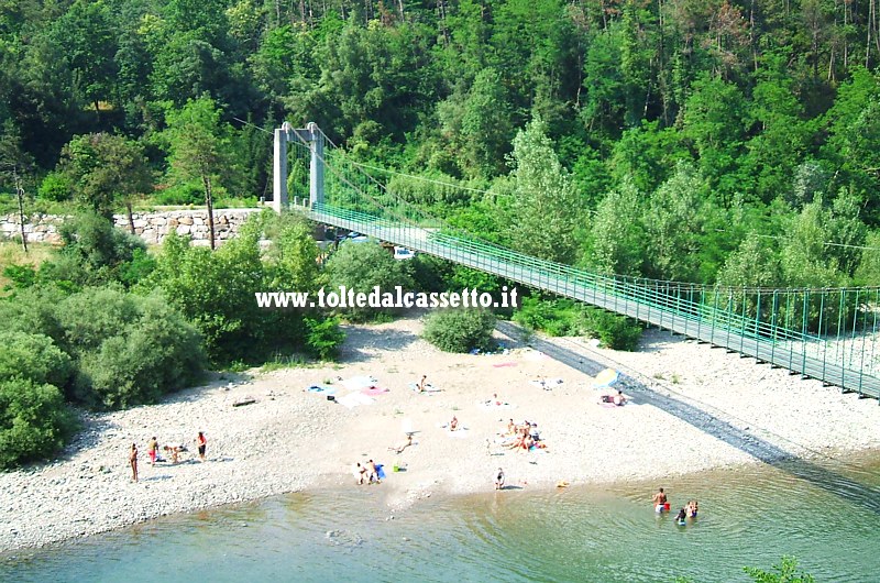 FIUME VARA - La riva sinistra presso il Ponte del Ramello (comune di Rocchetta Vara)  un luogo molto suggestivo e apprezzato dai bagnanti