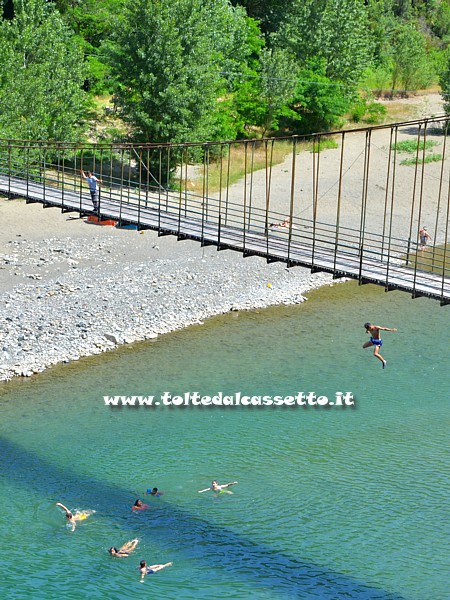 PONTE DEL RAMELLO - Tanto coraggio ma poco stile per questo giovane che si tuffa nel fiume Vara lanciandosi dal piano stradale della struttura e sfidando l'incredibile altezza che lo separa dal pelo dell'acqua