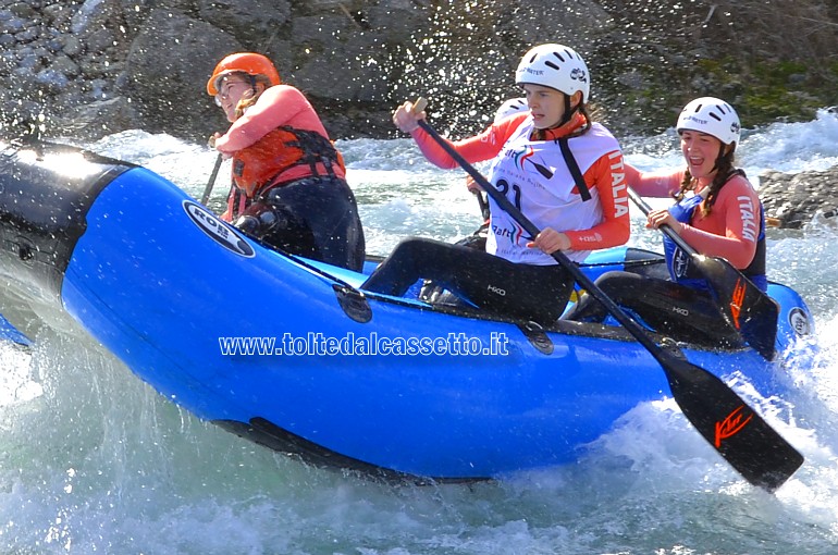 RAFTING SUL FIUME VARA (7 marzo 2021) - Un equipaggio femminile dell'Italia ripreso in un punto impegnativo del percorso