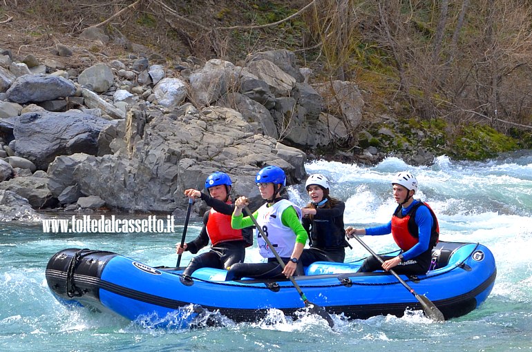 RAFTING SUL FIUME VARA (7 marzo 2021) - Un equipaggio giovanile femminile in uscita da una rapida