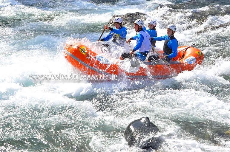 RAFTING SUL FIUME VARA (7 marzo 2021) - Un equipaggio giovanile maschile ripreso mentre attraversa l'acqua spumeggiante di una rapida