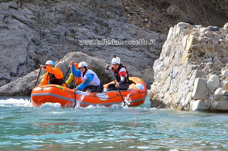 RAFTING SUL FIUME VARA (7 marzo 2021) - Un equipaggio impegnato all'altezza del Ponte Romanico di Brugnato