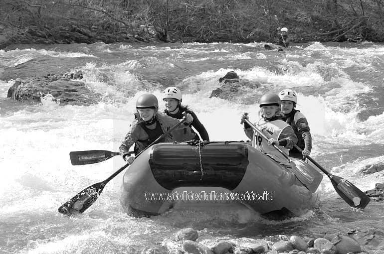 RAFTING SUL FIUME VARA (7 marzo 2021) - Le giovanissime atlete dell'equipaggio numero 19 compiono un errore di manovra e finiscono dritte verso un banco di sassi