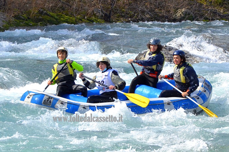 RAFTING SUL FIUME VARA (7 marzo 2021) - I componenti dell'equipaggio numero 32 ripresi mentre attraversano le acque spumeggianti di una rapida