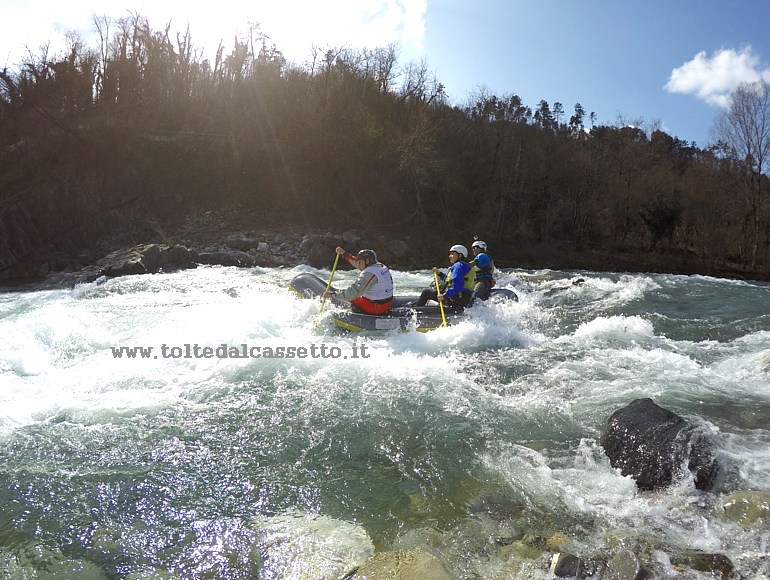 RAFTING SUL FIUME VARA (7 marzo 2021) - L'equipaggio numero 5 attraversa una rapida durante la "Prova RX"