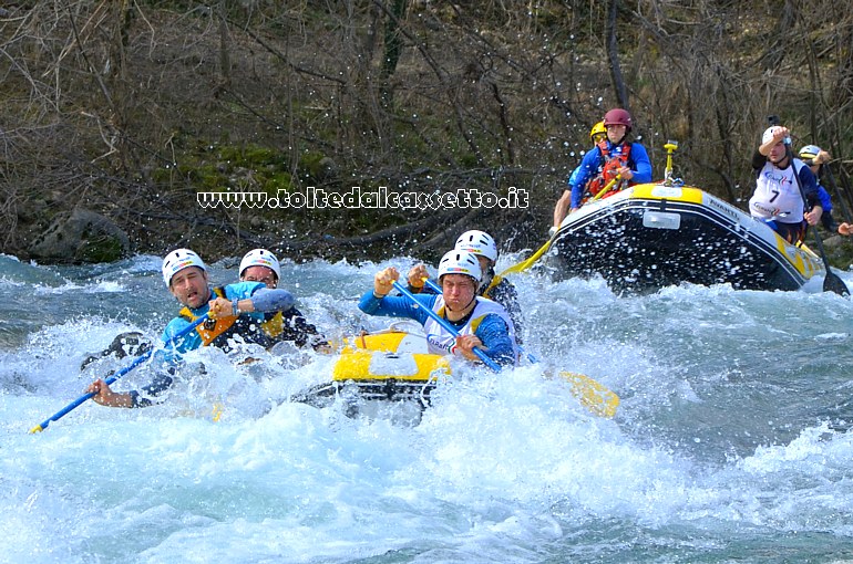 RAFTING SUL FIUME VARA (7 marzo 2021) - Un gommone semi sommerso dall'acqua durante una "Prova RX"